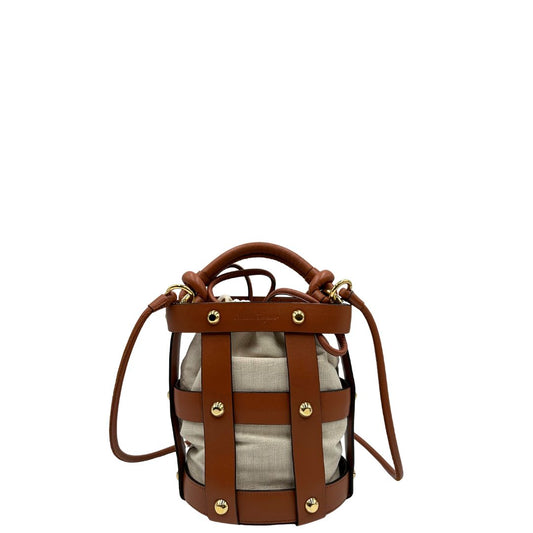 Borsa a secchiello Salvatore Ferragamo in pelle marrone cognac con sacca interna in tela beige con chiusura a coulisse. Munita di un manico stondato e tracolla, parti metalliche dorate. Completa di dustbag. Originale, usato, in condizioni ottime.