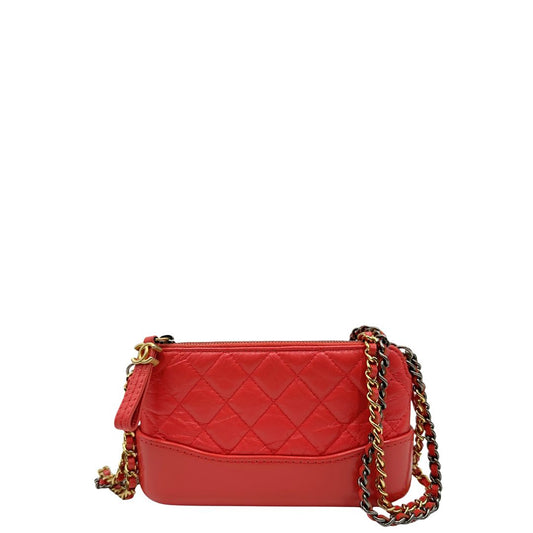 Borsa Chanel Gabrielle Small in pelle matelassé rosa corallo con parti metalliche dorate e argentate. Munita di una tracolla in catena e pelle intrecciata e spallaccio. Tirante delle cerniera impreziosito dall'iconico logo CC in metallo dorato, completa di corredo. Originale, usato, in condizioni ottime.