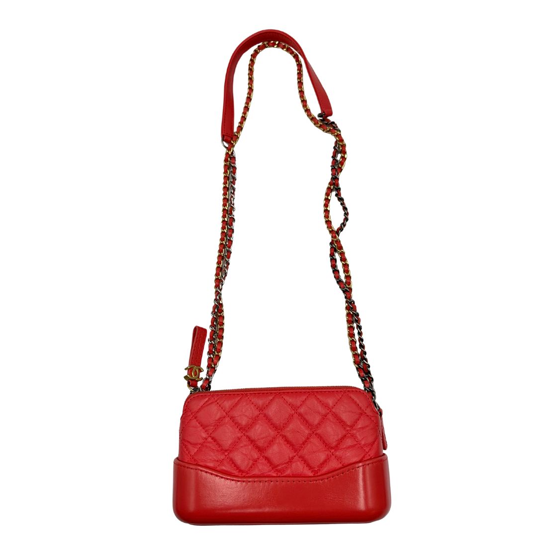 Borsa Chanel Gabrielle Small in pelle matelassé rosa corallo con parti metalliche dorate e argentate. Munita di una tracolla in catena e pelle intrecciata e spallaccio. Tirante delle cerniera impreziosito dall'iconico logo CC in metallo dorato, completa di corredo. Originale, usato, in condizioni ottime.