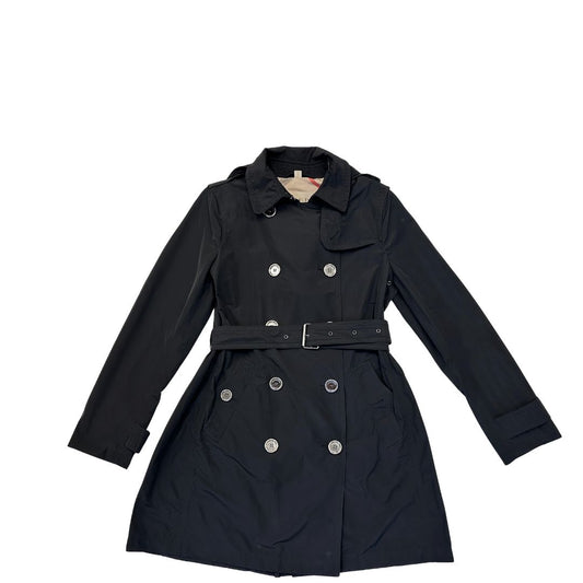 Trench Burberry in 100% poliestere nero con parti metalliche effetto renio. Presenta una chiusura a doppiopetto con bottoni e cintura regolabile in vita. Munito di doppie tasche laterali con bottoni. Originale, usato, in condizioni ottime.