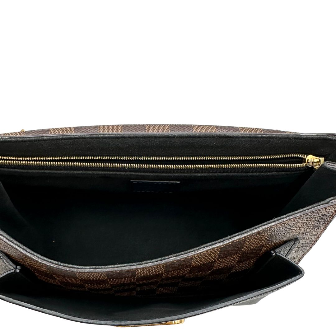 interno Borsa Louis Vuitton in canvas Damier Ébène con finiture nere e parti metalliche dorate; munita di una tracolla scorrevole con spallacci in pelle. Completa di scatola logata, di lusso, usata, originale, ottime condizioni.