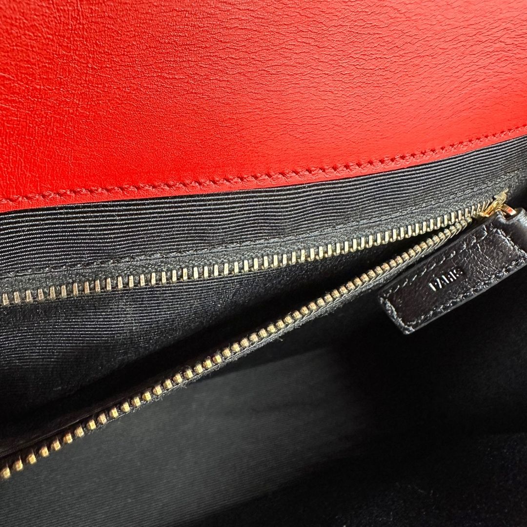 interno Borsa YSL in pelle matelassé rossa con dettagli metallici dorati; munita di una tracolla in catena regolabile e spalli in pelle, da indossare a spalla o a tracolla. Completa di dustbag, di lusso, originale, ottime condizioni.