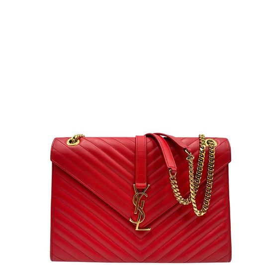 front Borsa YSL in pelle matelassé rossa con dettagli metallici dorati; munita di una tracolla in catena regolabile e spalli in pelle, da indossare a spalla o a tracolla. Completa di dustbag, di lusso, originale, ottime condizioni.
