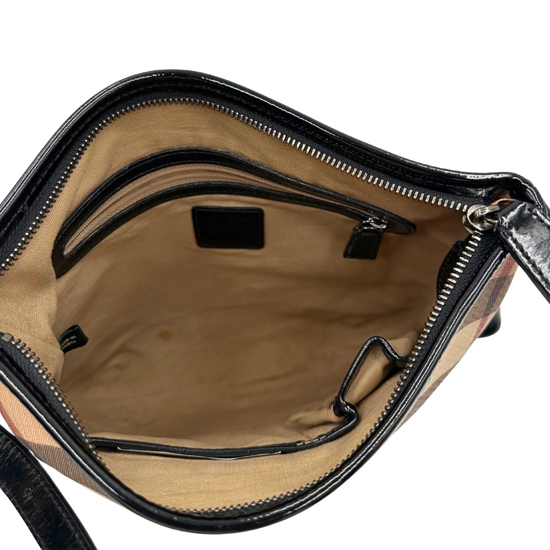 Interno Borsa Burberry in canvas beige tartan con finiture in pelle nera lucida e parti metalliche effetto renio. Munita di una tracolla fissa regolabile con fibbia. Originale, usato, in condizioni ottime.