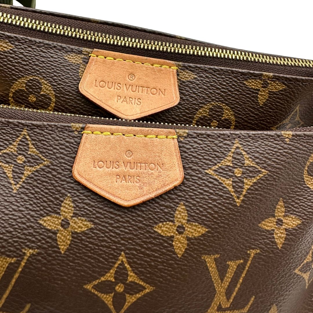Multi Pochette Accessoires Louis Vuitton in canvas marrone monogram con dettagli in vacchetta naturale, manico in catena dorata e tracolla in tessuto Jacquard verde kaki. Dotata del classico mini portamonete rotondo, rimovibile. Completa di corredo. Originale, usato, in condizioni ottime.