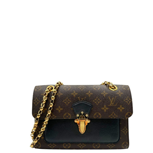 front Borsa Louis Vuitton Victoire in canvas marrone monogram, finiture in pelle nera e parti metalliche dorate; munita di una tracolla in catena scorrevole. Completa di scatola, di lusso, originale.