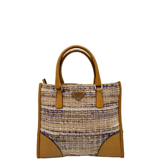 Front di una borsa Tote Prada mini in tweed nelle tonalità dei beige e viola, finiture in pelle cammello con parti metalliche argentate. Munita di doppi manici stondati, indossabile a mano. Completa di dustbag.