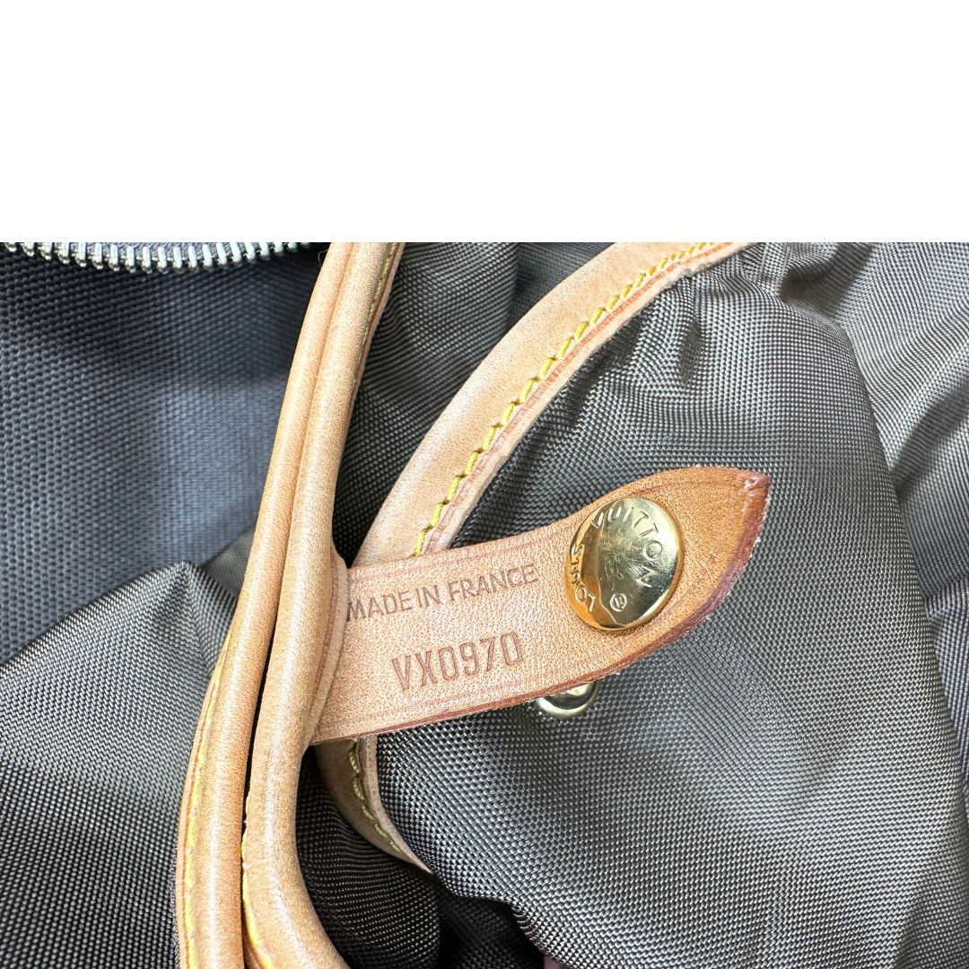 interno Borsa da viaggio in canvas marrone monogram con finiture in vacchetta naturale e parti metalliche dorate; munita di un manico singolo,una tracolla amovibile e regolabile e 5 grucce, di lusso, originale, ottime condizioni.