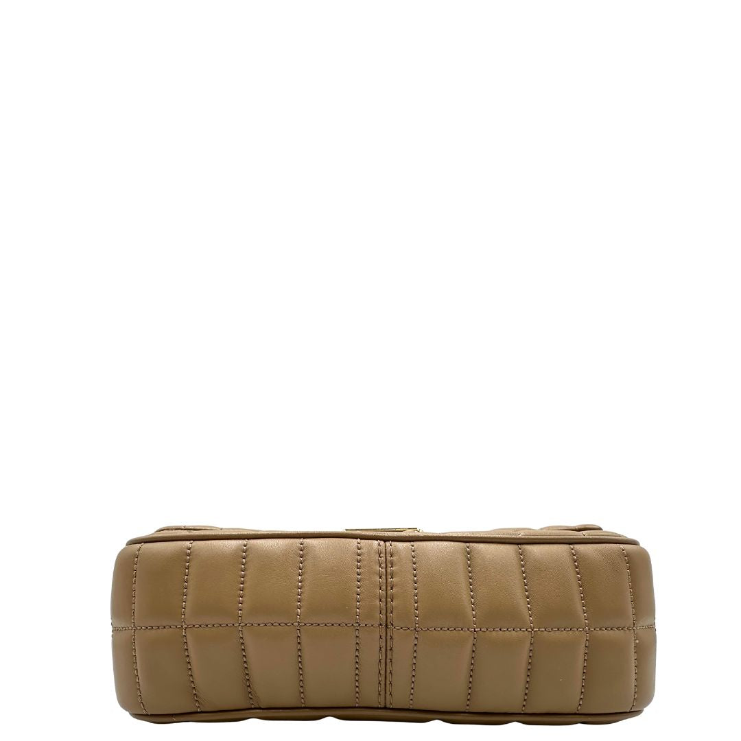 Base Borsa Michael Kors Tribeca in pelle matelassé écru con parti metalliche dorate. Munita di una tracolla scorrevole in catena con spallacci in pelle. Completa di dustbag. Originale, usato, in condizioni ottime.