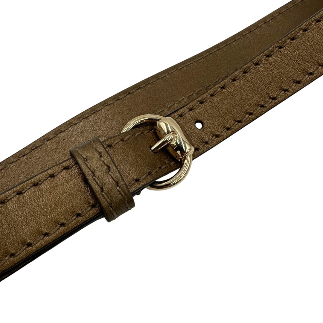 Accessorio Tracolla Gucci regolabile in pelle verde brunastro effetto metallizzato con fibbia e moschettoni in metallo dorato. Completa di sacchetto antipolvere. Originale, usato, in condizioni ottime.