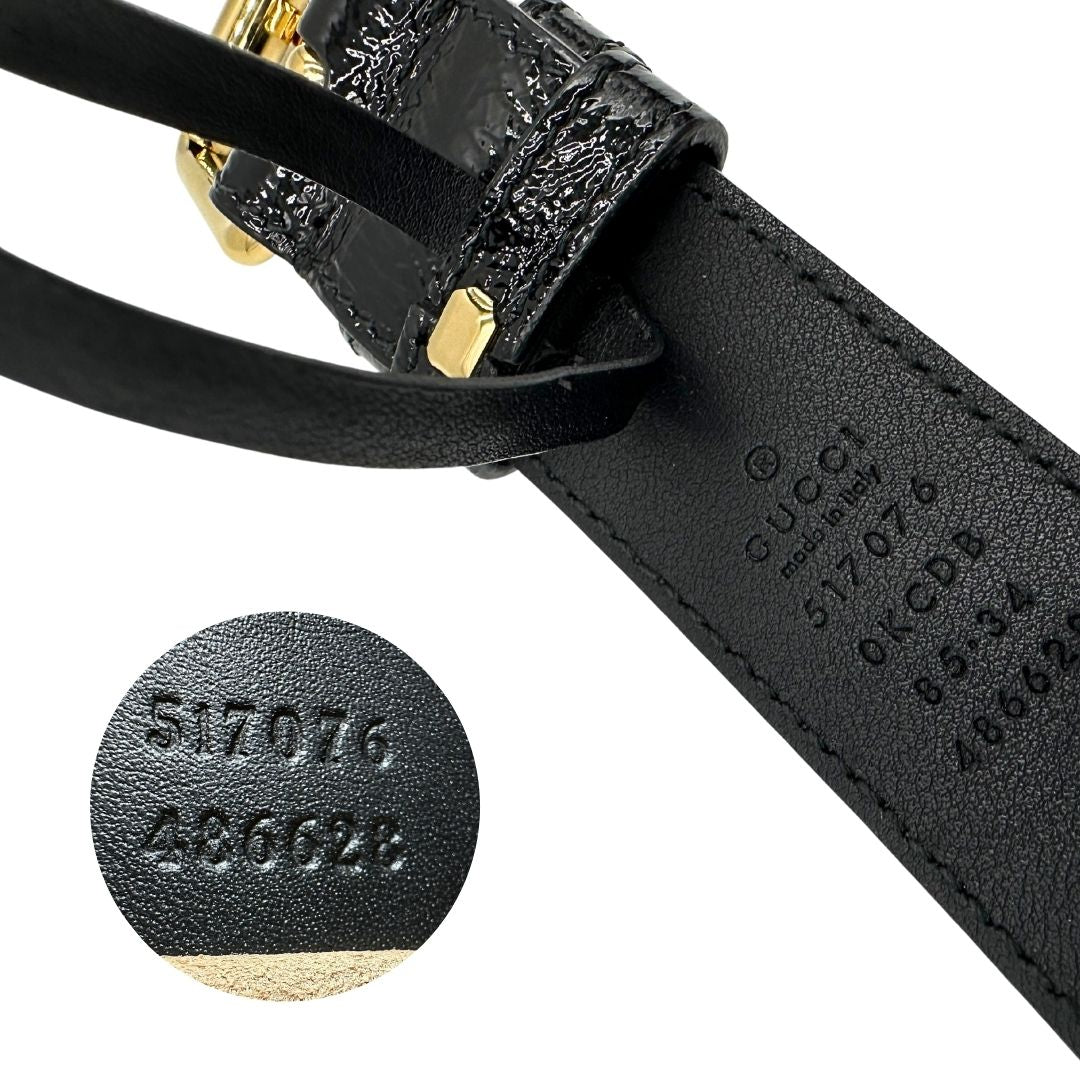 Codici e misure di un marsupio Gucci Ophidia in pelle scamosciata rossa con finiture in pelle verniciata nera, striscia Web centrale in tessuto blu e rosso, cintura regolabile e amovibile, parti metalliche dorate. Completo di dustbag.