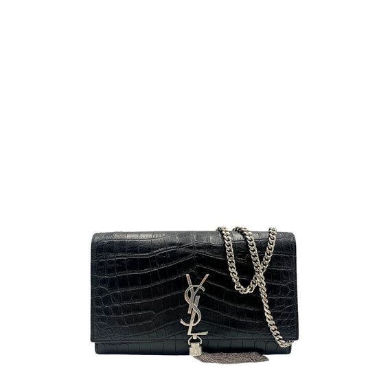 front Borsa Saint Laurent in pelle nera trama cocco con parti metalliche argentate; munita di una tracolla in catena scorrevole e impreziosita da logo Cassandre e nappa decorativa in metallo, di lusso, originale, ottime condizioni.