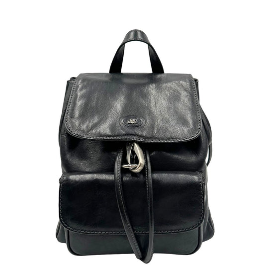 Front di uno zaino The Bridge in cuoio nero con parti metalliche argentate. Cinghie delle bretelle regolabili. Completo di dustbag.