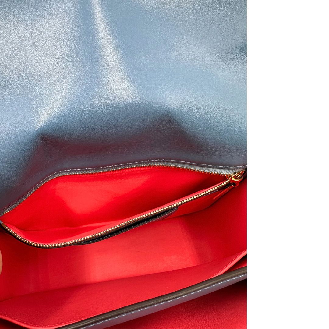 interno Borsa Louis Vuitton in pelle blu polvere con parti metalliche dorate; munita di una tracolla regolabile, impreziosita da logo metallico sulla patta. Completa di corredo, di lusso, originale, ottime condizioni.