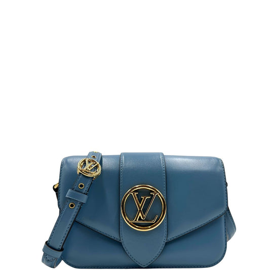 front Borsa Louis Vuitton in pelle blu polvere con parti metalliche dorate; munita di una tracolla regolabile, impreziosita da logo metallico sulla patta. Completa di corredo, di lusso, originale, ottime condizioni.
