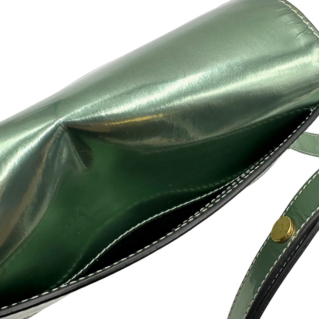 Borsa Marni Mini Trunk in pelle verde giada metallizzato con parti metalliche dorate. Munita di una tracolla regolabile. Completa di dustbag. Originale, usato, in condizioni ottime.