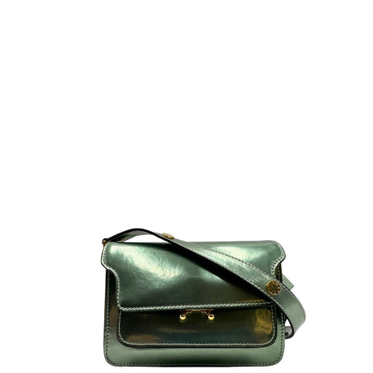 Borsa Marni Mini Trunk in pelle verde giada metallizzato con parti metalliche dorate. Munita di una tracolla regolabile. Completa di dustbag. Originale, usato, in condizioni ottime.