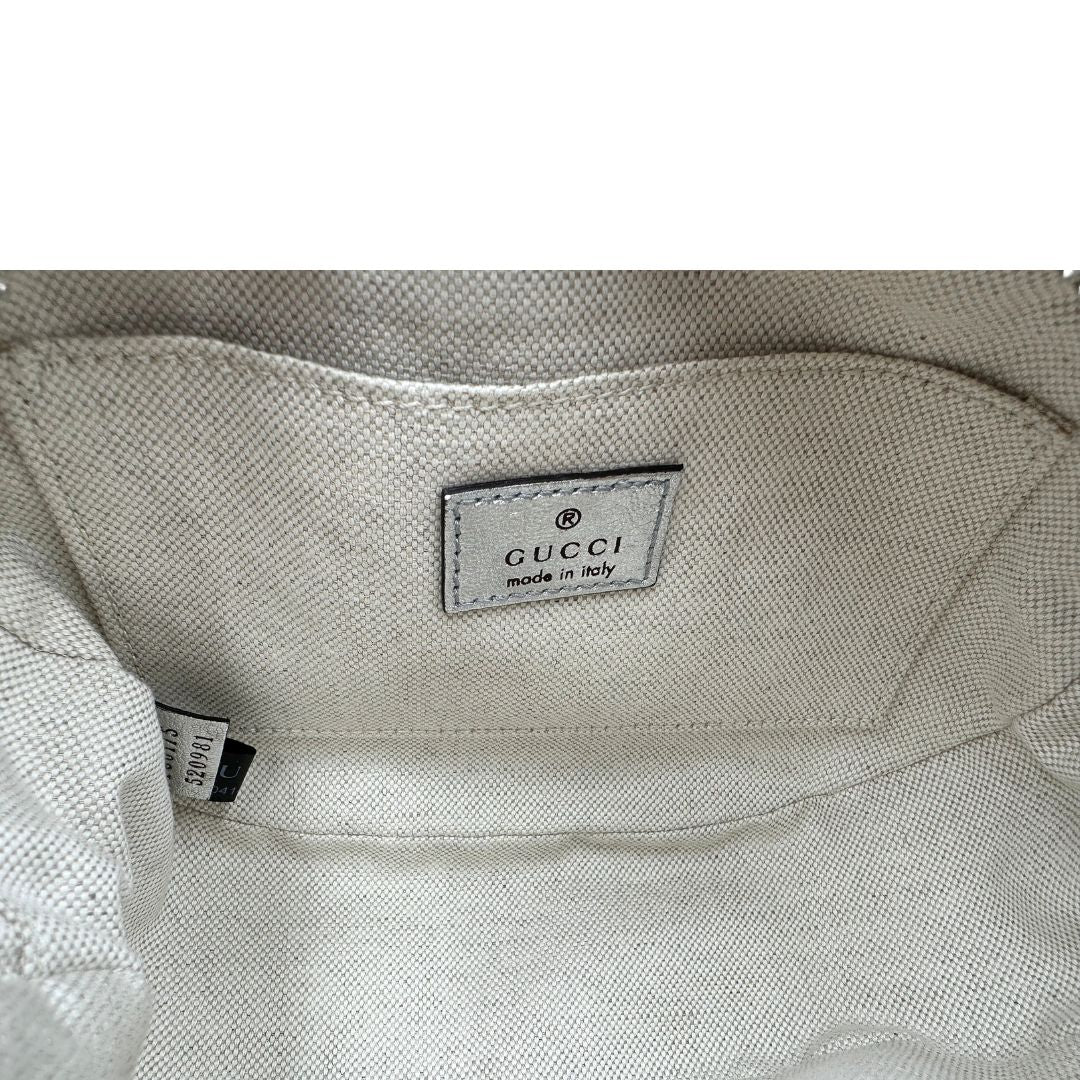 interno Borsa Gucci in pelle color argento con parti metalliche tono su tono; munita di una tracolla regolabile. Completa di dustbag, di lusso, originale, eccellenti condizioni.