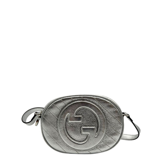 front Borsa Gucci in pelle color argento con parti metalliche tono su tono; munita di una tracolla regolabile. Completa di dustbag, di lusso, originale, eccellenti condizioni.