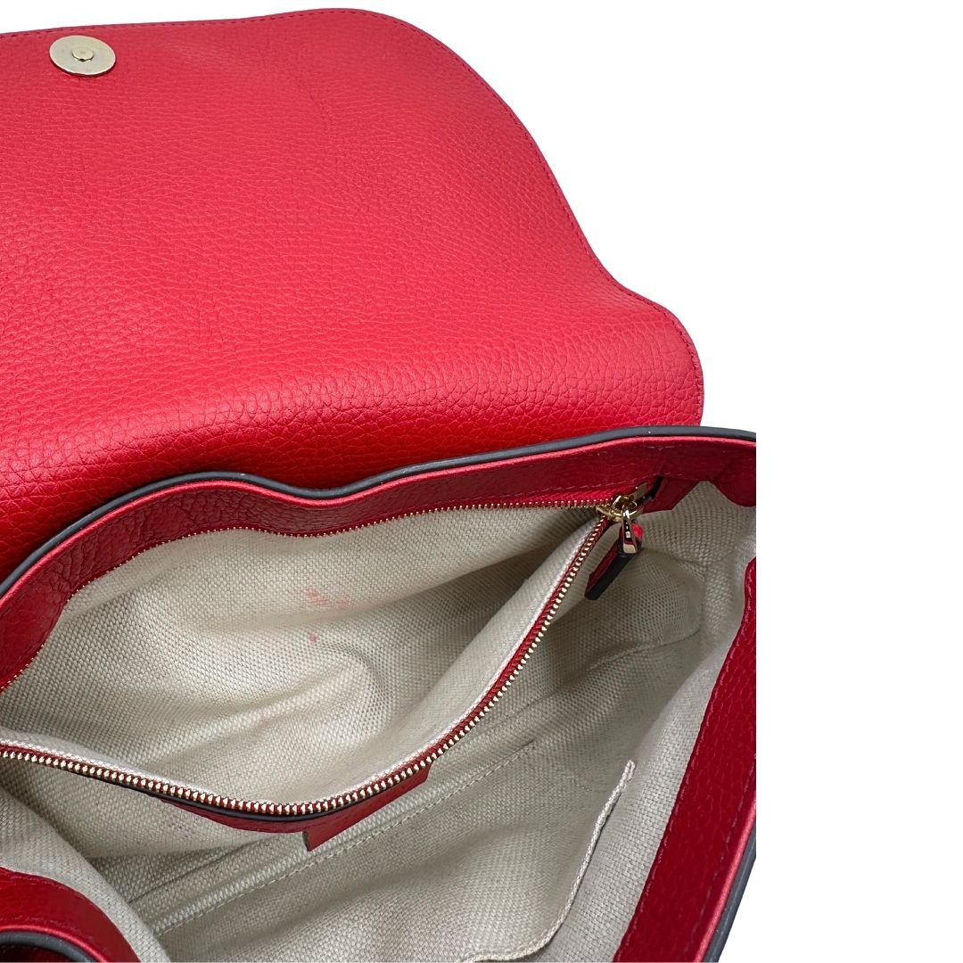 interno Borsa Gucci in pelle martellata rossa con parti metalliche oro chiaro; impreziosita da nappa e munita di una tracolla in catena. Completa di dustbag, di lusso, originale, ottime condizioni.