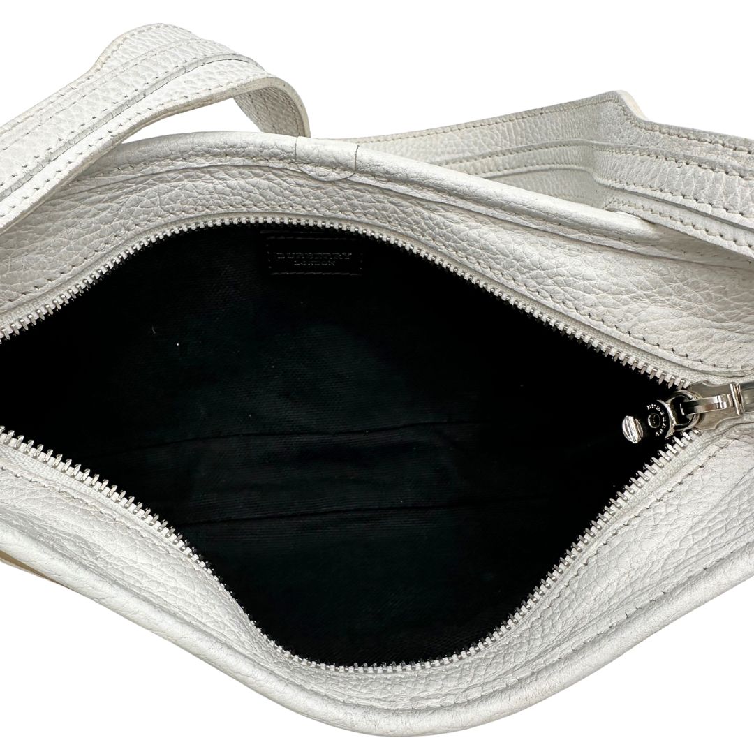 interno Borsa Burberry in canvas beige con trama tartan, finiture in pelle bianche e parti metalliche argentate. Munita di un manico singolo, indossabile a spalla, di lusso, originale, ottime condizioni, usata.