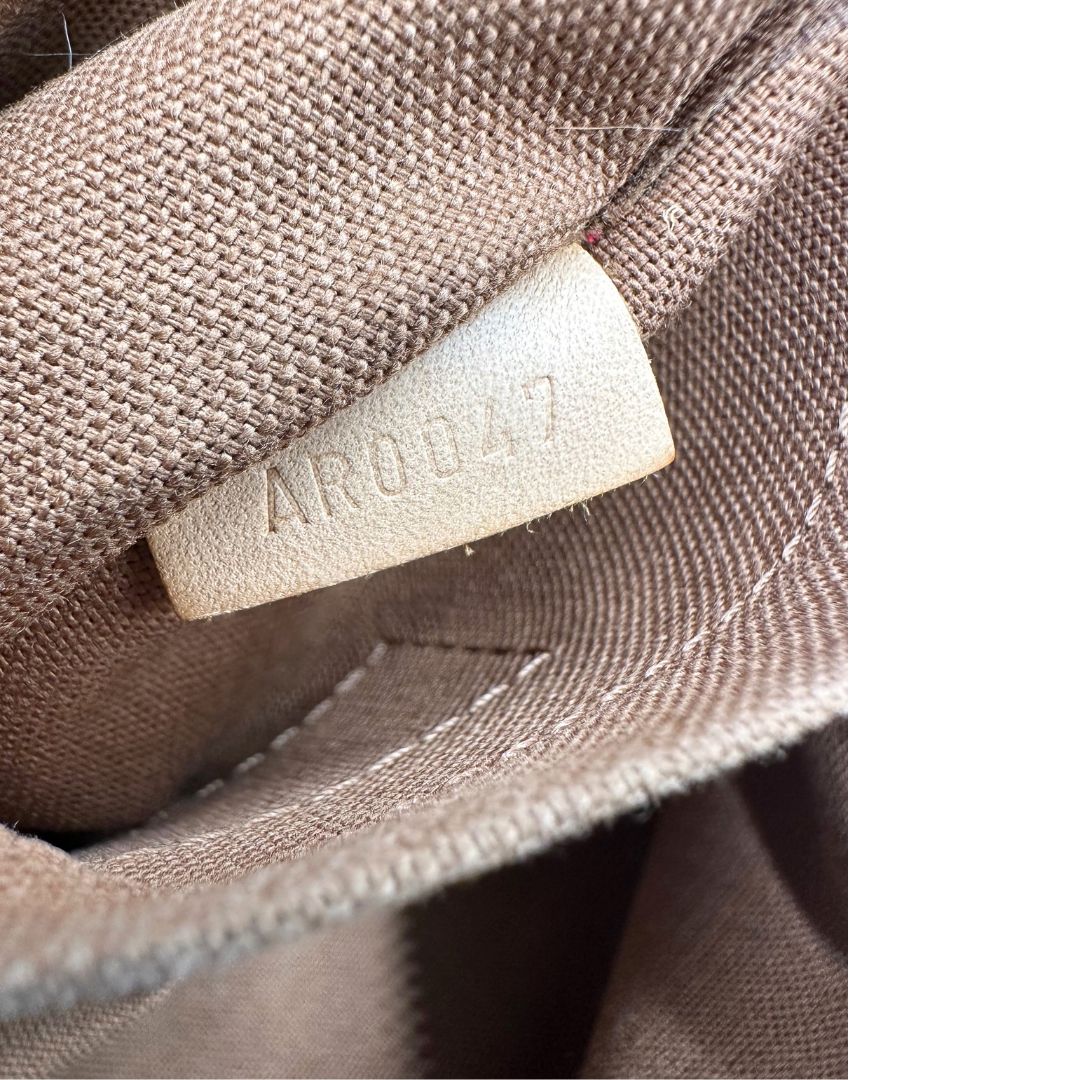 Codice di una Borsa Louis Vuitton in canvas marrone monogram con cuciture decorative e finiture in vacchetta naturale. Parti metalliche dorate; munita di doppi manici, indossabile a spalla. Originale, usata, di lusso in ottime condizioni