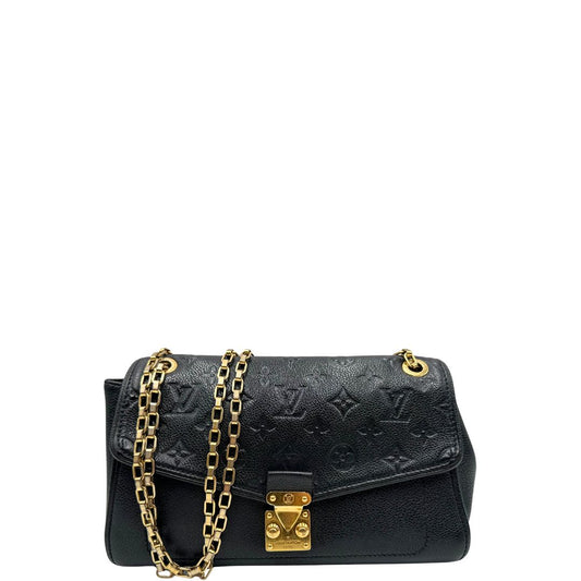 Front di una borsa Louis Vuitton in pelle nera monogram Empreinte con parti metalliche dorate; munita di una tracolla scorrevole in catena. Indossabile a spalla e a tracolla.