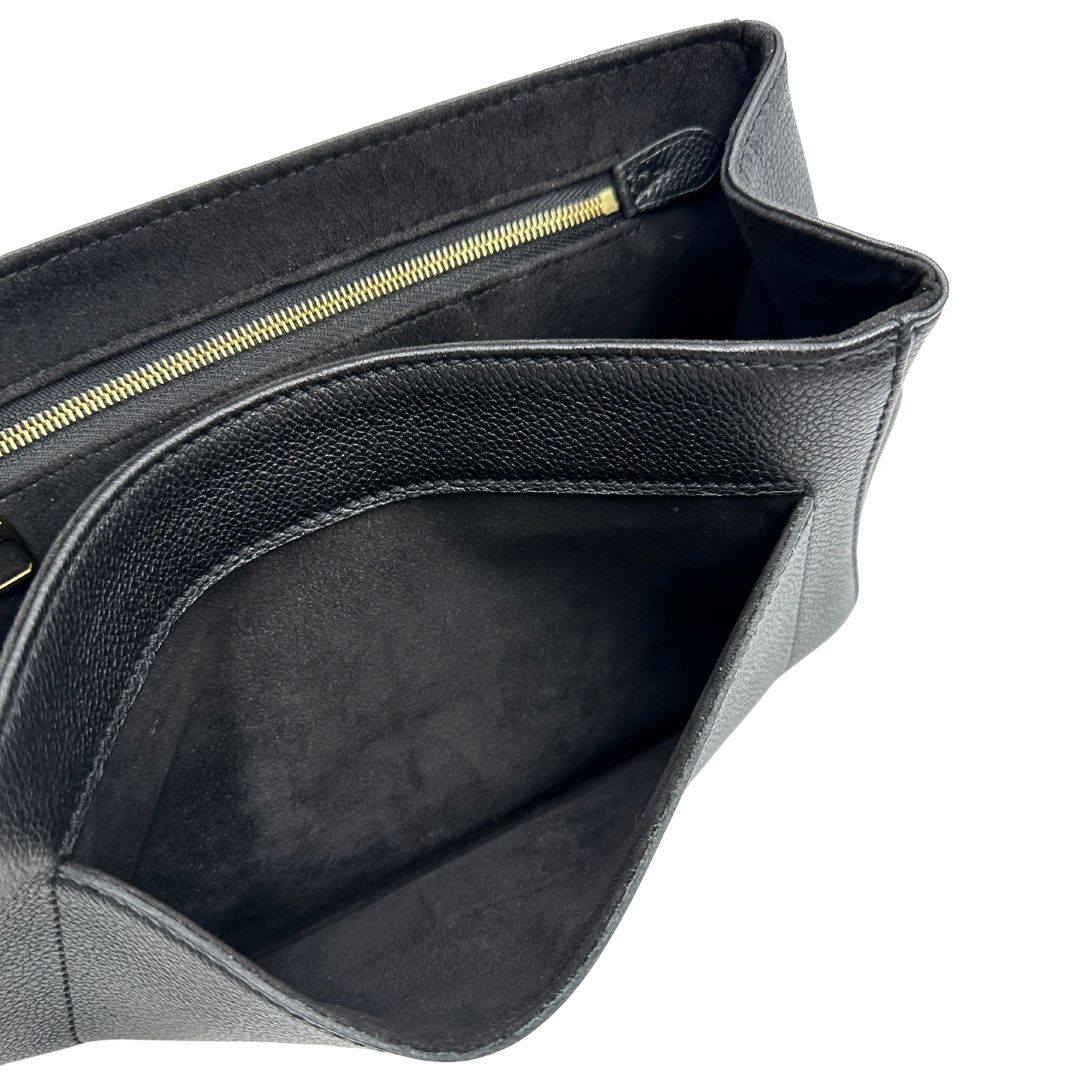 Interno di una borsa Louis Vuitton in pelle nera monogram Empreinte con parti metalliche dorate; munita di una tracolla scorrevole in catena. Indossabile a spalla e a tracolla.