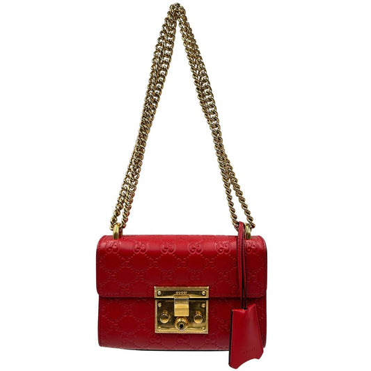 front Borsa Gucci in pelle rossa monogram GG con parti metalliche dorate; munita di una tracolla in catena scorrevole e una clochette portachiavi. Completa di dustbag, di lusso, originale, ottime condizioni, usata.