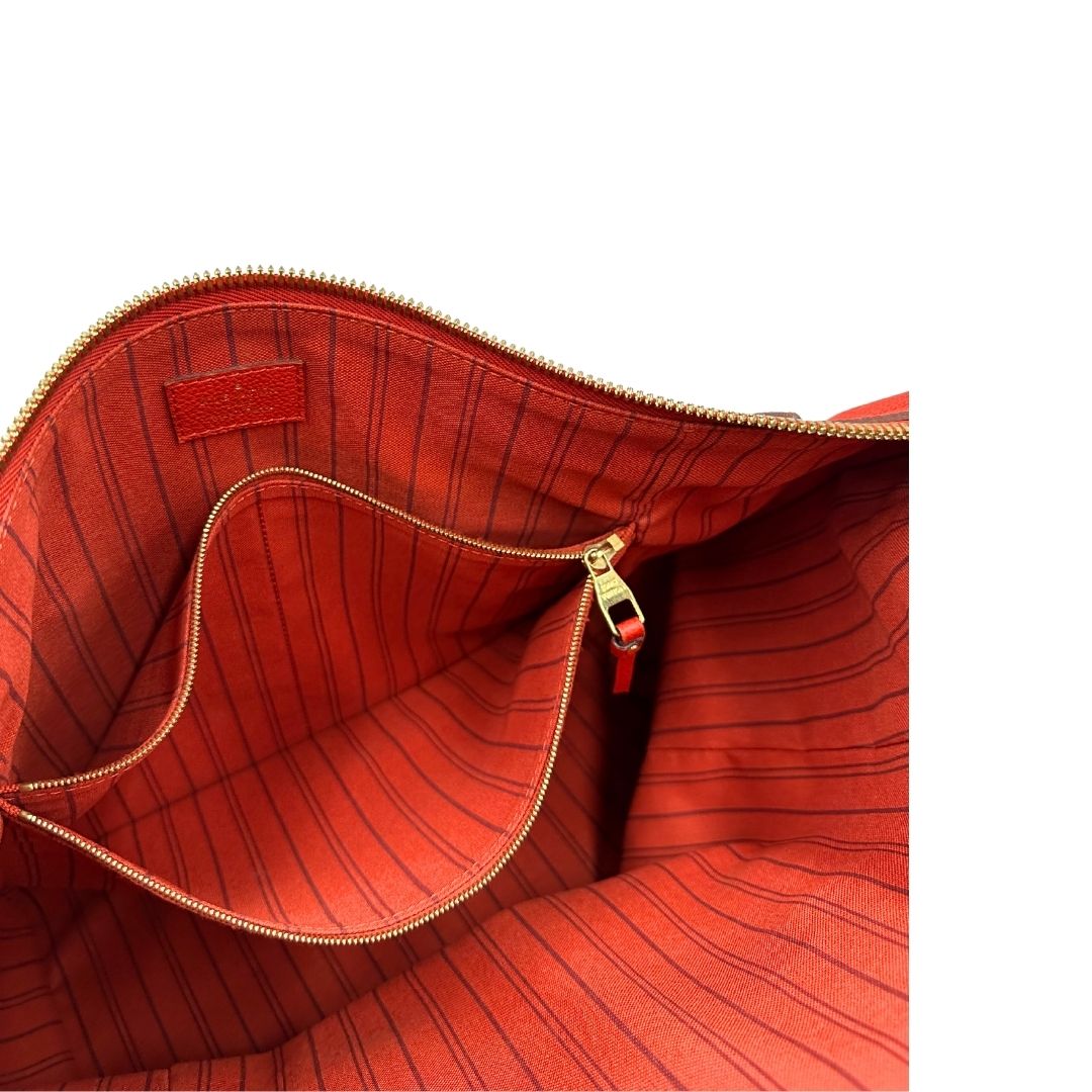 interno Borsa Louis Vuitton pelle color rosso aranciato monogram Empreinte con parti metalliche dorate; munita di doppi manici e una tracolla amovibile e regolabile. Completa di lucchetto e chiavi, di lusso, originale, ottime condizioni.