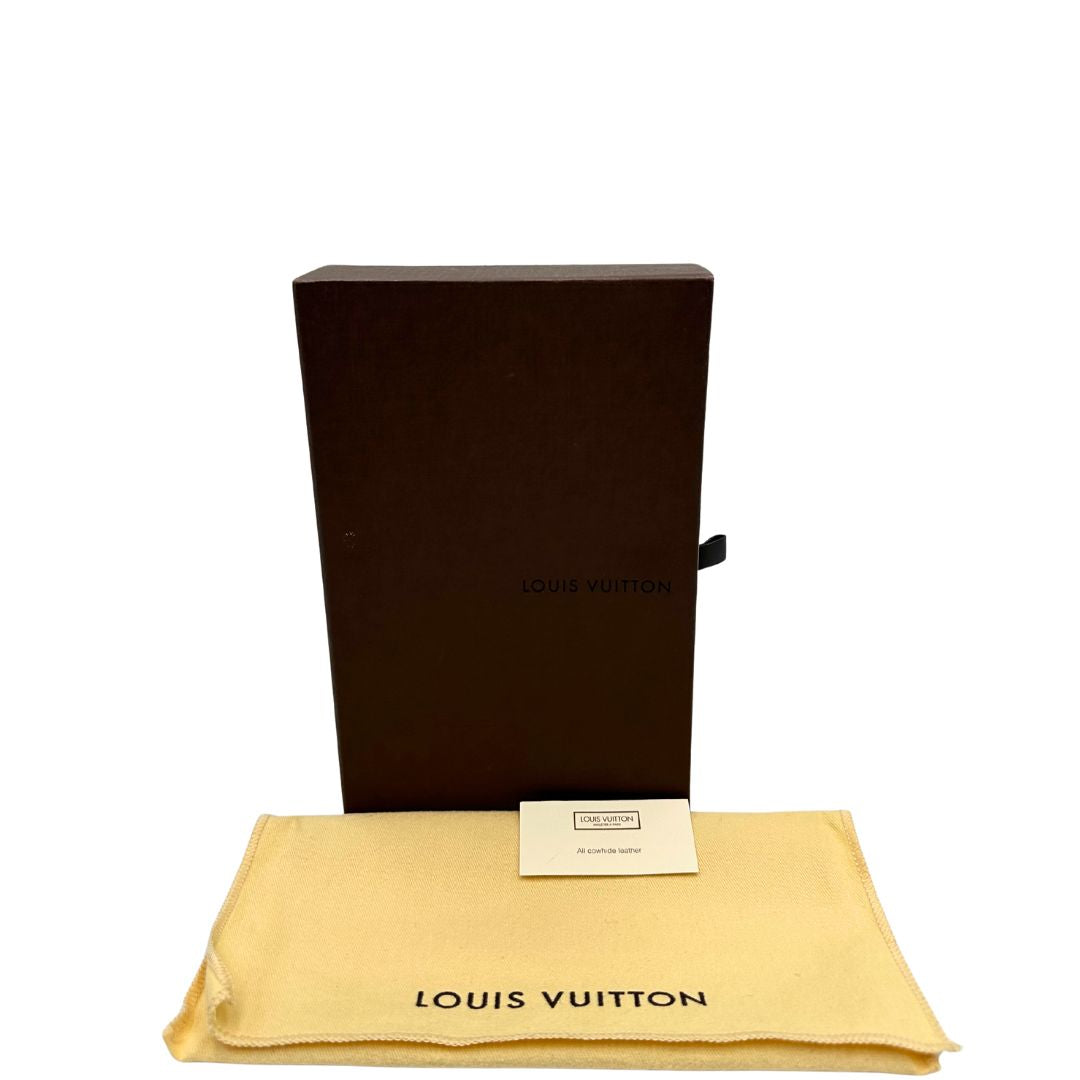 Corredo di un portafoglio Louis Vuitton in pelle Epi blu marino con parti metalliche argentate.