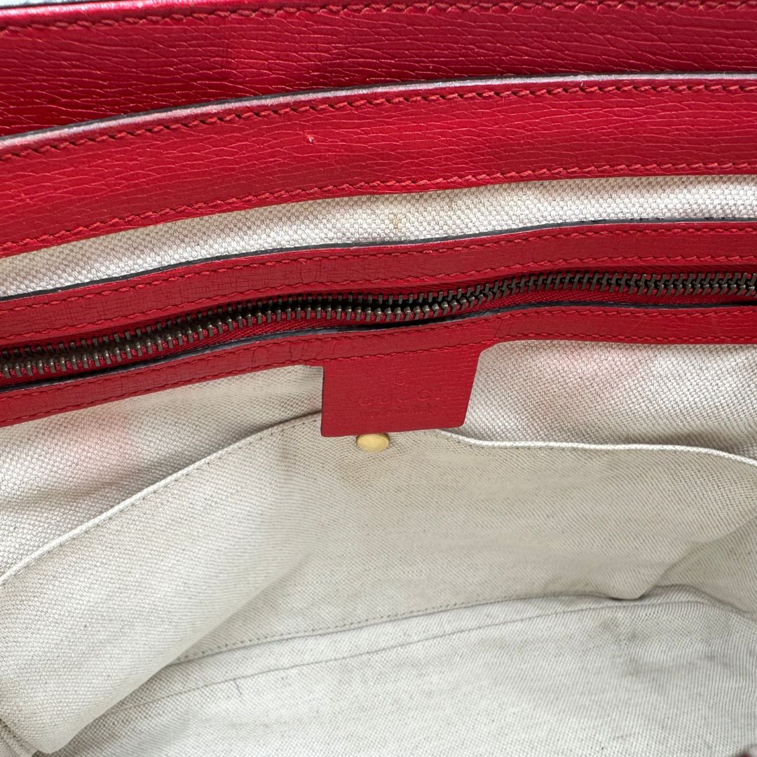 interno Borsa Gucci in pelle rossa con parti metalliche dorate; munita di doppi manici e impreziosita da dettaglio Horsebit sul front. Completa di dustbag, di lusso, originale.