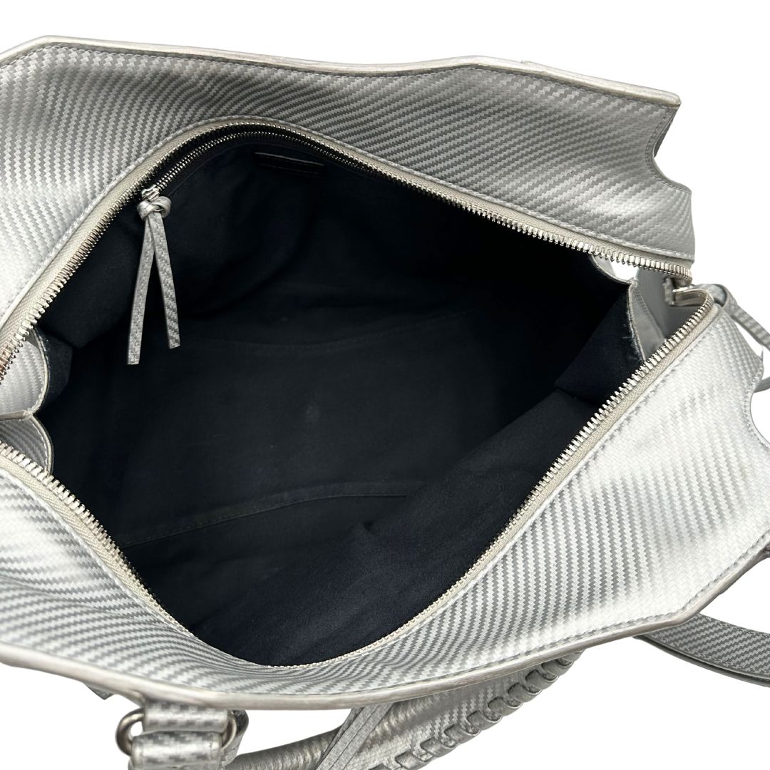 interno Borsa Balenciaga in pelle color argento metallizzato con parti metalliche tono su tono; munita di doppi manici stondati e una tracolla amovibile e regolabile. Completa di dustbag, di lusso, originale, ottime condizioni.