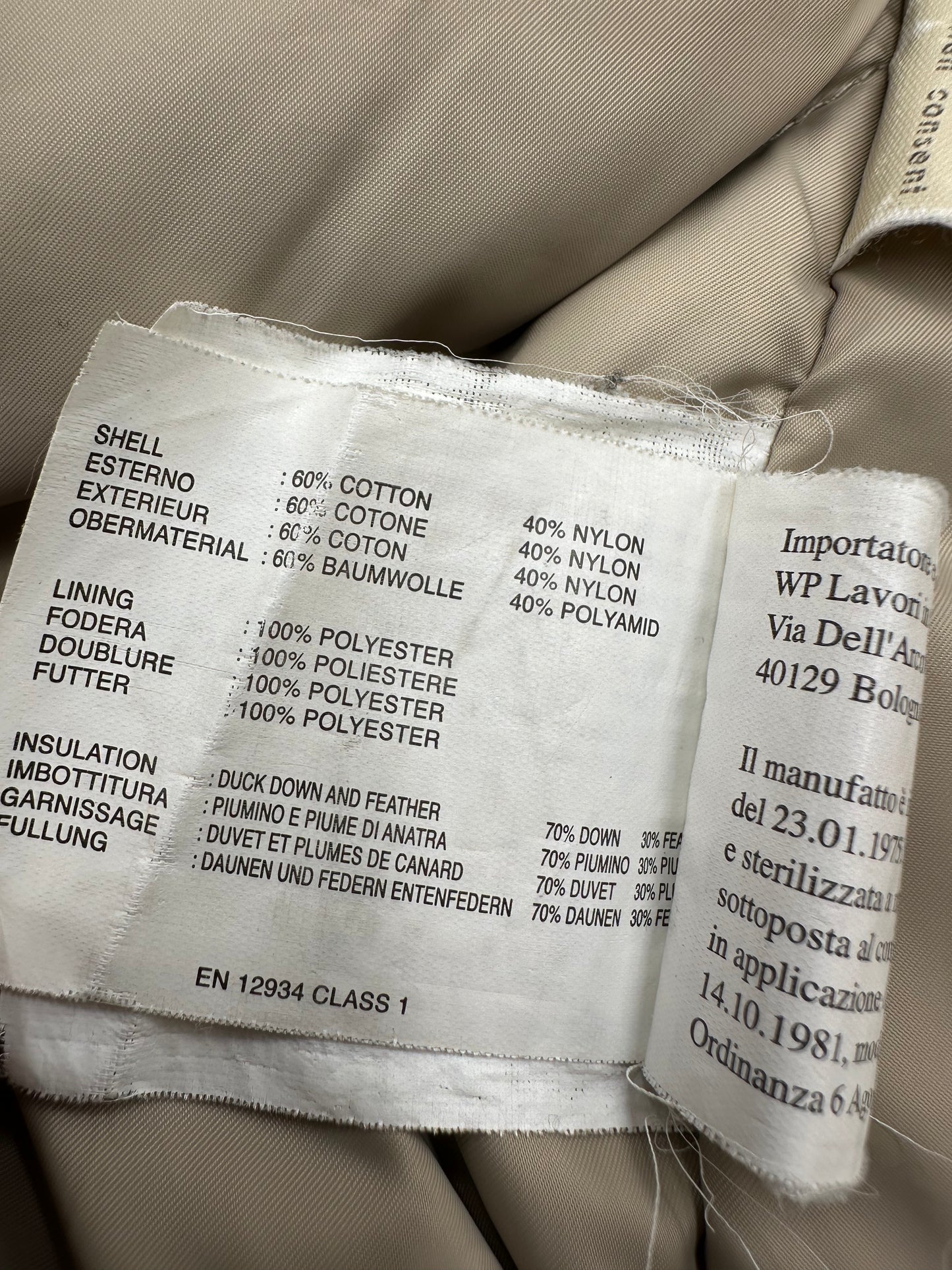 Giubbino Woolrich color sabbia in 60% cotone e 40% nylon, munito di cappuccio e doppie tasche, di lusso, originale, ottime condizioni.