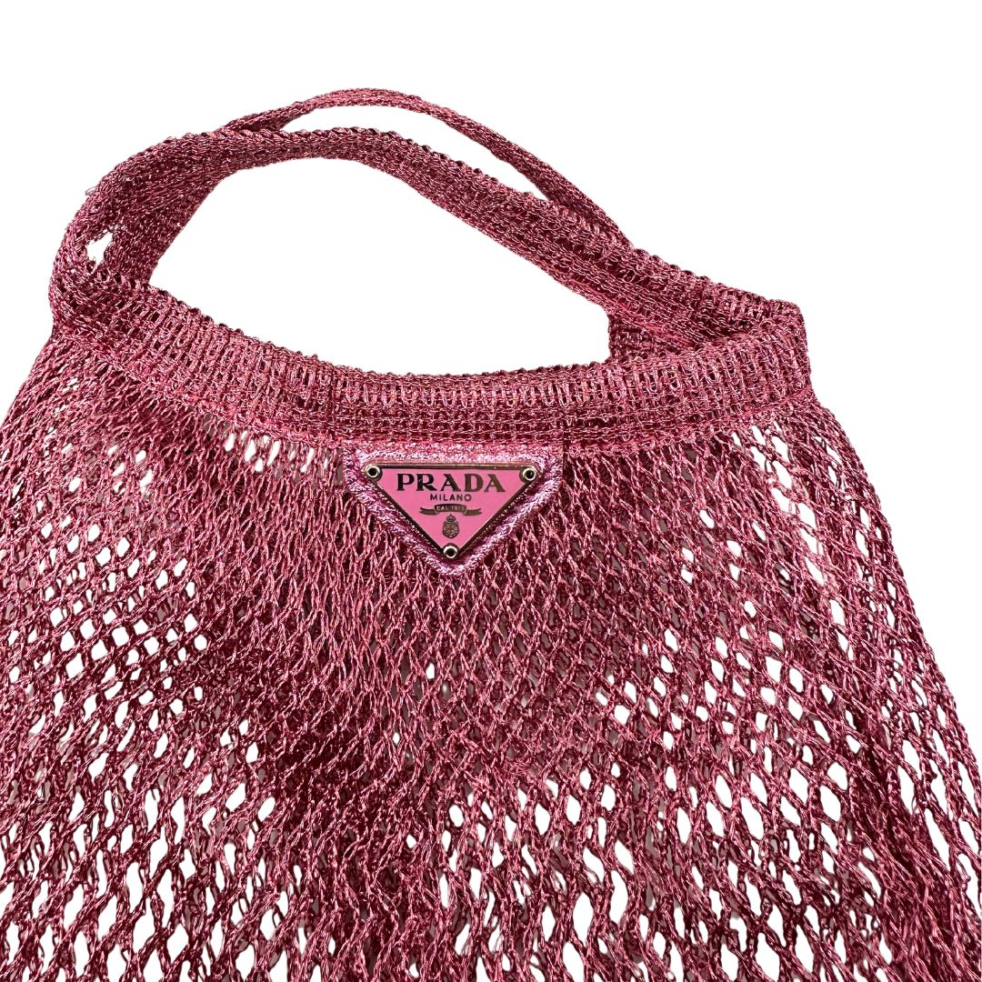 Borsa Prada in nylon effetto rete in maglia color rosa metallico con parti metalliche argentate. Completa di scatola, di lusso, eccellenti condizioni.