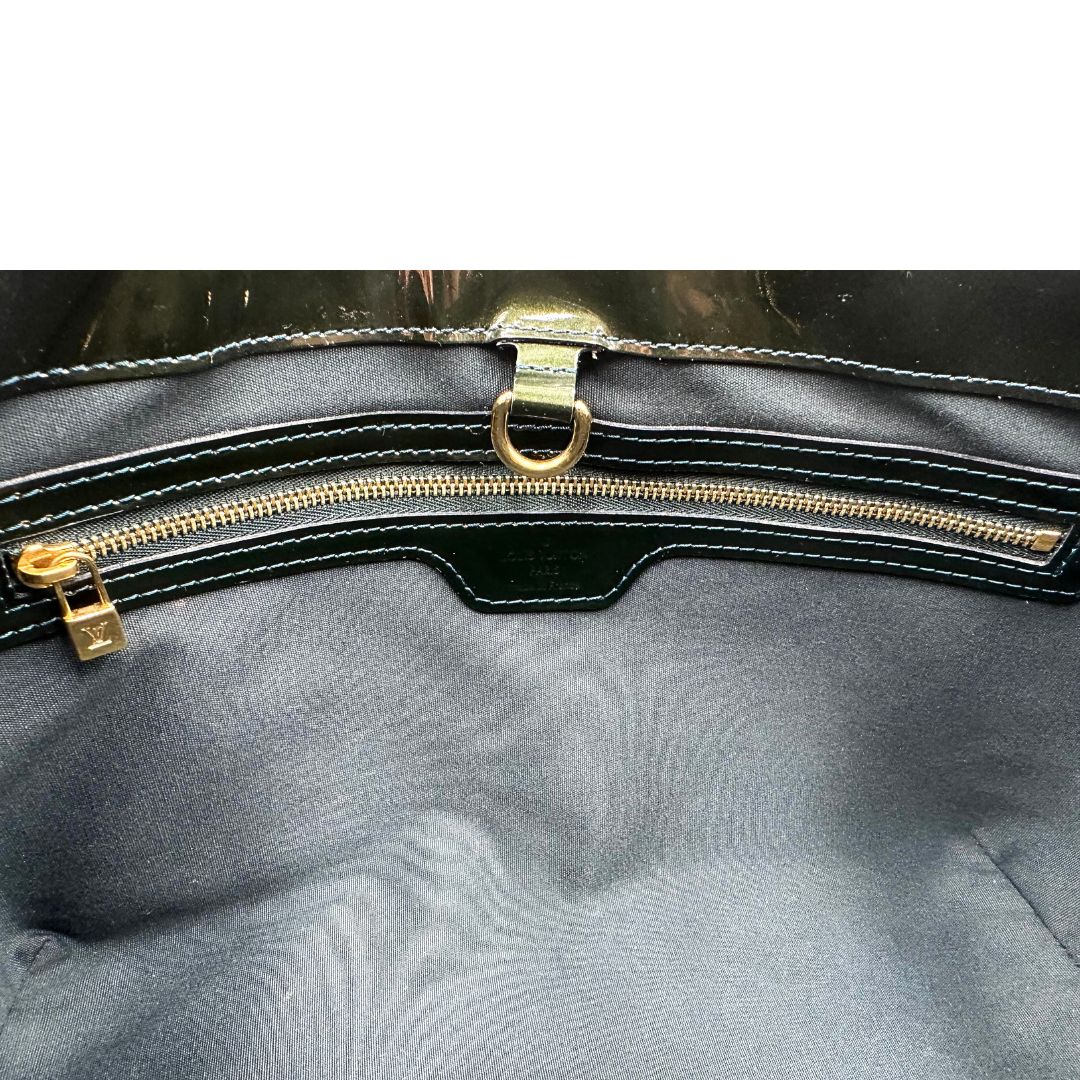 interno Borsa Louis Vuitton in pelle verniciata color verde bottiglia e parti metalliche dorate; munita di doppi manici, da portare a mano. Completa di dustbag, di lusso, originale, ottime condizioni.