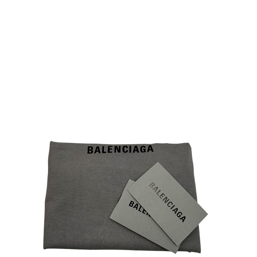 Dustbag e cartellini di una borsa Balenciaga in tessuto a maxi intreccio color rosa bubblegum con parti metalliche argentate; munita di doppi manici stondati, una tracolla amovibile e regolabile e un porta address.