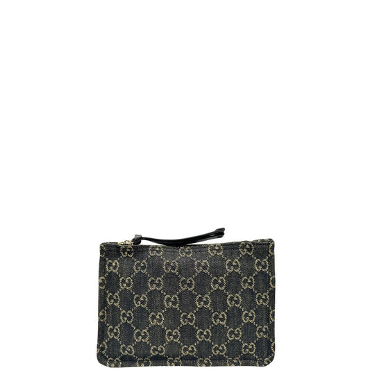 Front di un accessorio pochette Gucci in denim nero trama GG con dettagli in pelle neri. Parti metalliche dorate. Completa di dustbag.