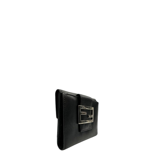 Laterale sinistro di un portafoglio Fendi in pelle nera con logo doppie F sul front e con parti metalliche argentate.