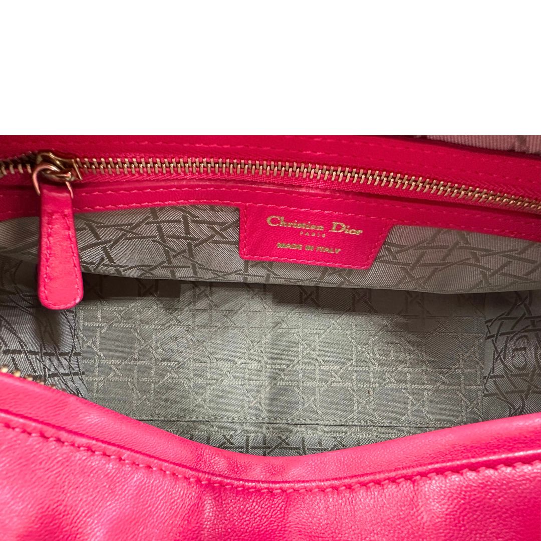 interno Borsa Lady Dior in pelle cannage fucsia con parti metalliche dorate; munita di doppi manici e una tracolla amovibile. Completa di dustbag, di lusso, originale, ottime condizioni.