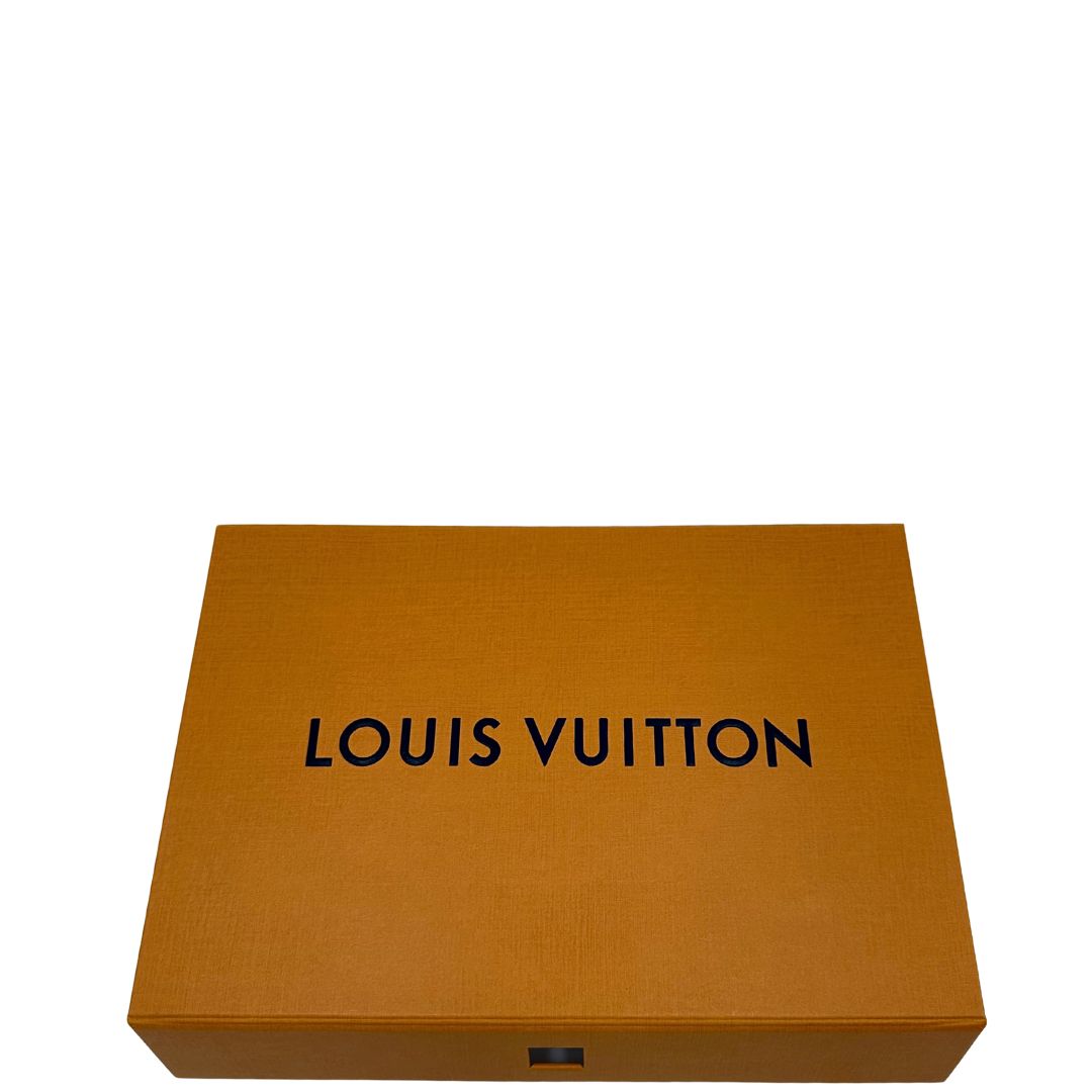 Scatola di una Multi Pochette Accessoires Louis Vuitton in canvas marrone monogram con dettagli in vacchetta naturale, manico in catena dorata e tracolla in tessuto Jacquard rosa. Dotata del classico mini portamonete rotondo, rimovibile.