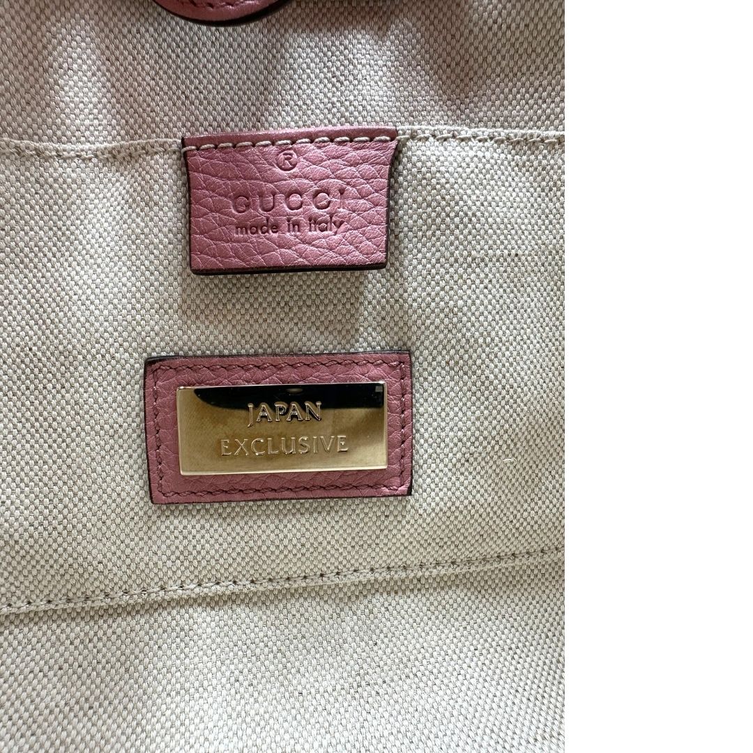 Interno, Borsa Gucci in pelle martellata bicolor con lati a contrasto arancioni e corpo principale rosa e hardware dorato.