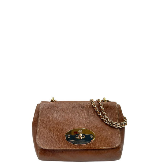 Front di una borsa Mulberry in pelle martellata nocciola, con parti metalliche dorate, munita di una tracolla in pelle e catena scorrevole. Indossabile a spalla o a tracolla.