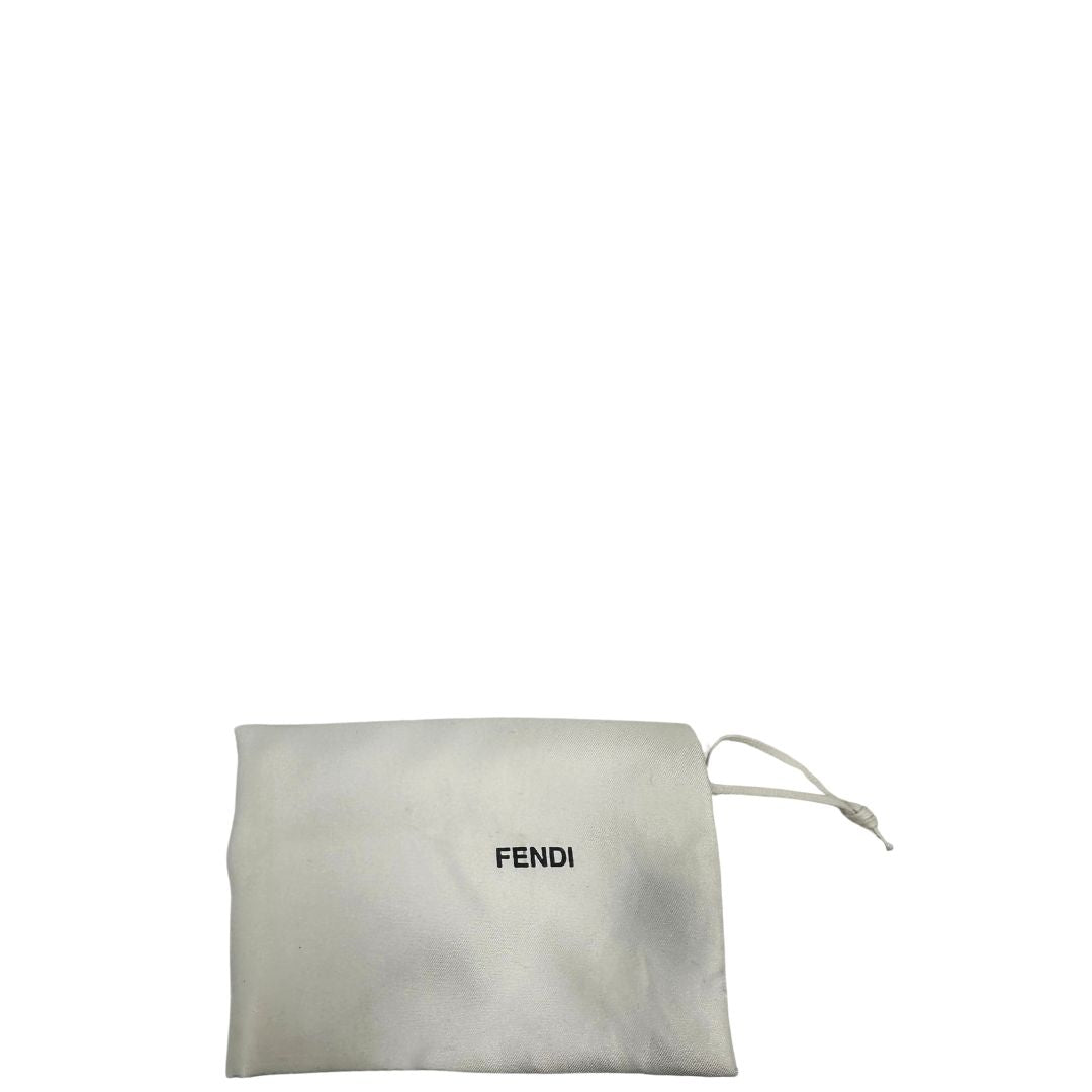 Dustbag di una borsa Fendi realizzata in velluto nero, con manico leggermente regolabile e con parti metalliche oro e argento. Iconico logo con doppie F come chiusura. Indossabile a spalla.