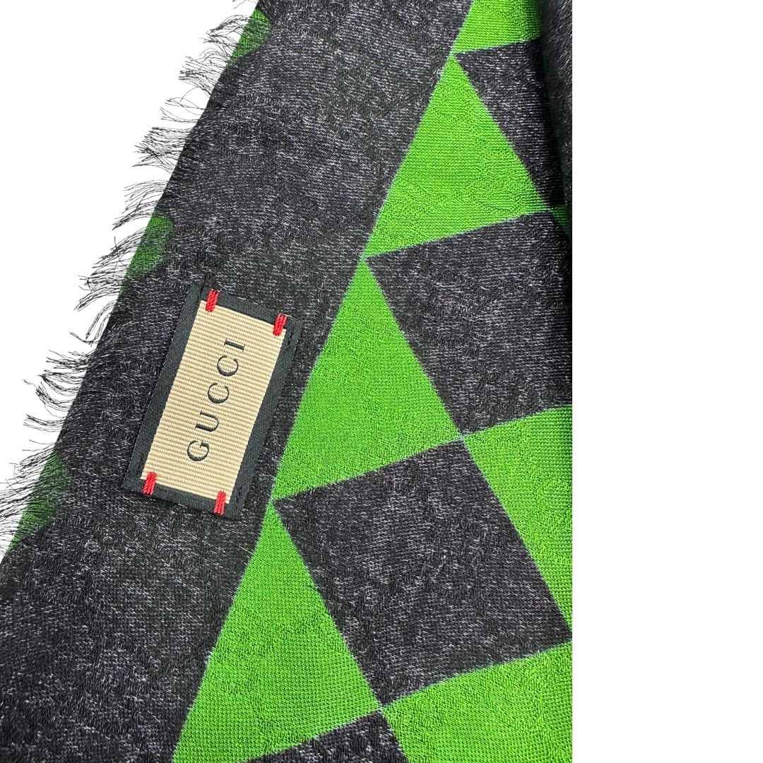 Sciarpa Gucci GG in 85 % modal e 15 % seta multicolor, di lusso, originale, ottime condizioni.