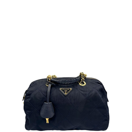 front Borsa Prada in nylon blu con finiture in pelle saffiano tono su tono e parti metalliche dorate; munita di doppi manici in pelle e catena intrecciati. Completa di lucchetto e chiavi, di lusso, originale, usata.