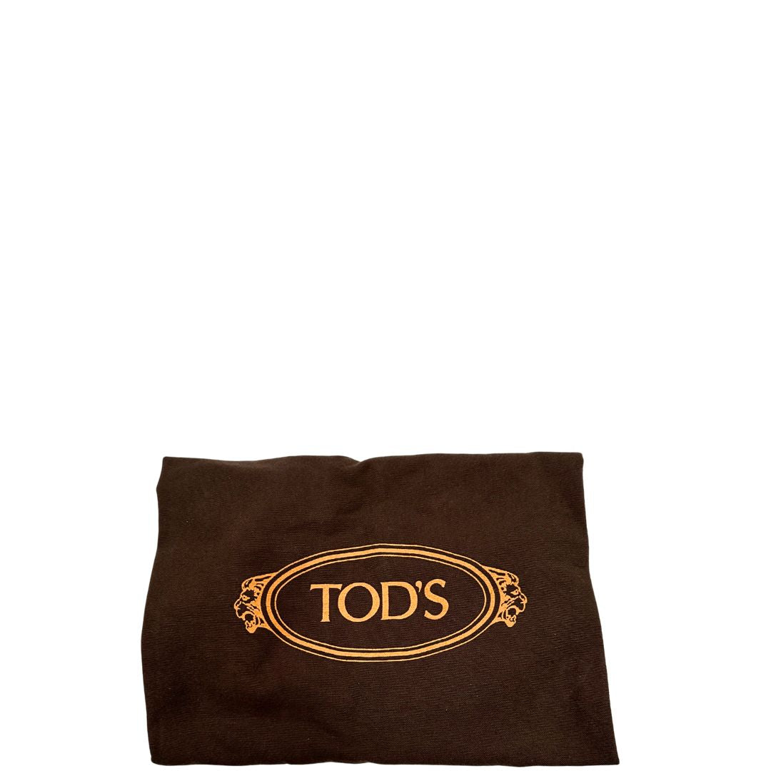 Dustbag di una borsa Wave Tod's in pelle bianca e nera impreziosita da iconici gommini Tod's sugli angoli della base. Munita di un manico singolo stondato, una tracolla con lettere in catena e pelle, regolabile ed amovibile. Parti metalliche argentate.