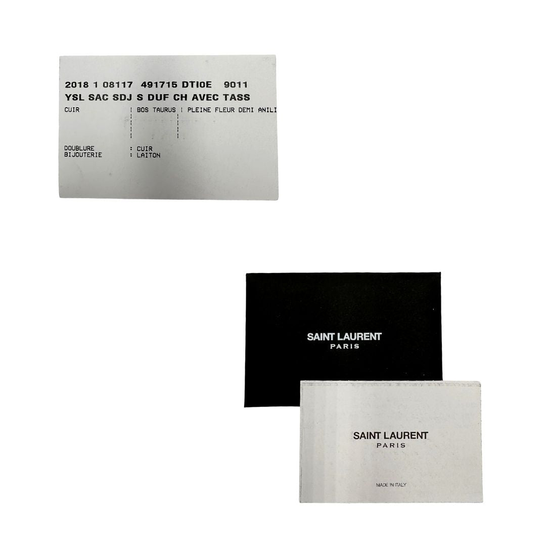 Card di una Sac De Jour small Saint Laurent in pelle martellata bianco gesso con doppi manici stondati e tracolla in catena e pelle, regolabile ed amovibile. Parti metalliche argentate. Munita di clochette con lucchetto e chiavi.