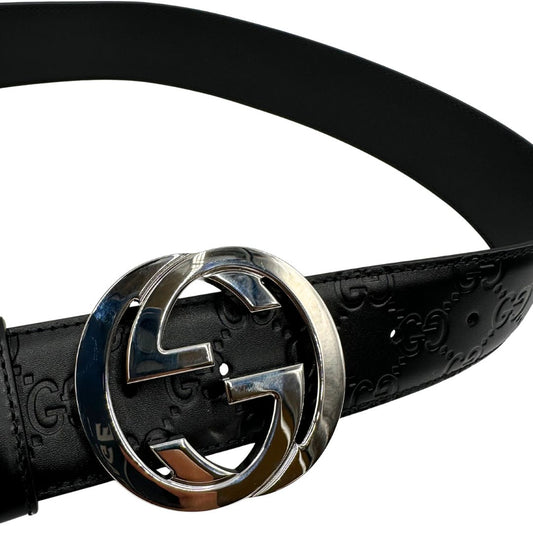 Cintura Gucci in pelle nera GG con parti metalliche argentate. Completa di corredo, di lusso, originale, usata.