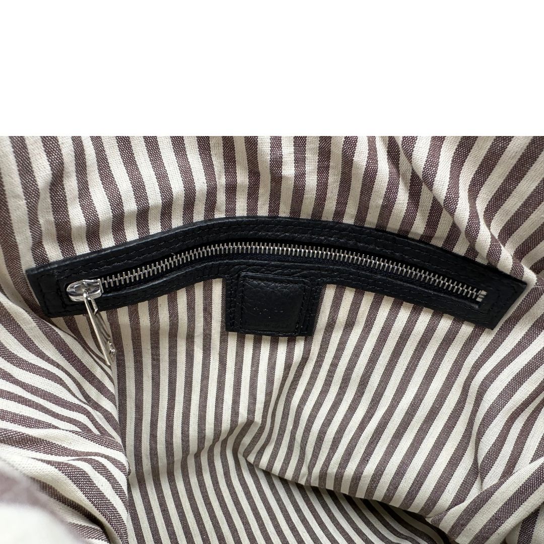 interno Borsa Hags in pelle nera con parti metalliche argentate; munita di una tracolla regolabile. Completa di dustbag e cartellino, di lusso, originale, eccellenti condizioni.